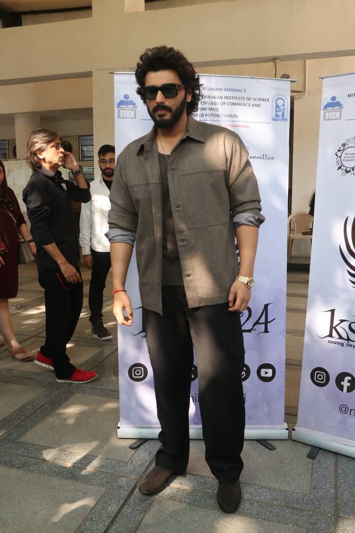 जहां अर्जुन कपूर काफी डेशिंग लुक में दिखे. उन्होंने ब्राउन शर्ट के साथ ब्लैक जींस में दिखे.उन्होंने आंखों पर काला चश्मा लगाया हुआ था.