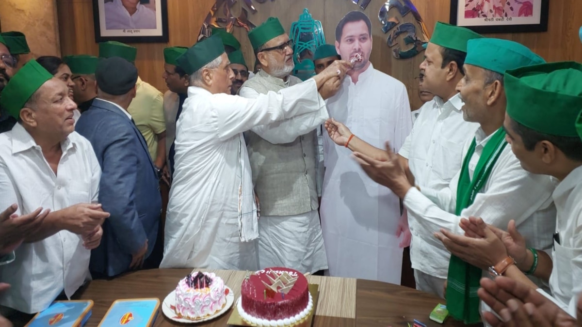 Tejashwi Yadav Birthday: जगदानंद सिंह तेजस्वी यादव के हुए मुरीद, RJD कार्यालय में केक काटते हुए बांधे तारीफों के पुल