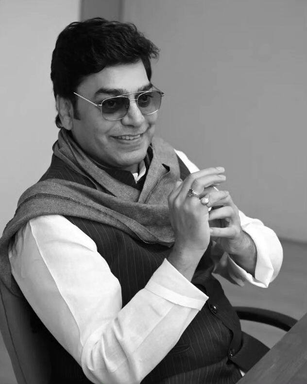 वहीं एक्टर होने के साथ आशुतोष राणा एक कवि और लेखक भी हैं. जो हमेशा अपनी कविताओं से लोगों के दिलों पर छाए रहते हैं.