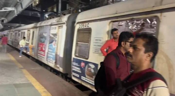 कुर्ला आणि विद्याविहार स्थानकादरम्यानच्या सिग्नल यंत्रणेतील बिघाड दुरुस्त करण्यात रेल्वेला 35 मिनिटांनी यश आलं.