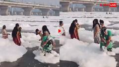 शैंपू समझ यमुना के खतरनाक झाग से सिर धोने लगी महिला, वायरल हो रहा वीडियो