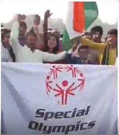 'रन फॉर इंक्लूजन' रेस में पहुंचे मनोज तिवारी और बांसुरी स्वराज | abp news shorts