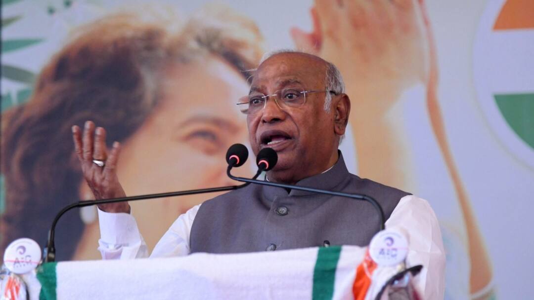 Maharashtra Polls: 'Batenge, Katenge' Vs 'Ek Hai Safe Hai' — Kharge Asks BJP’s Pick Between Modi & Yogi Remarks Maharashtra Polls mallikarjun Kharge Asks BJP to Pick Between Modi and Yogi Remarks Batenge toh Katenge vs Ek Hai Safe Hai Maharashtra Polls: 'Batenge, Katenge' Vs 'Ek Hai Safe Hai' — Kharge Asks BJP’s Pick Between Modi & Yogi Remarks
