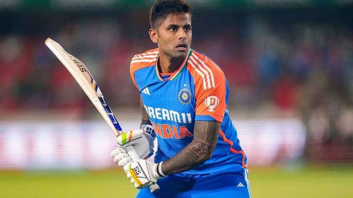 मौजूदा भारतीय कप्तान सूर्यकुमार यादव भी विदेश में शतक ठोक चुके हैं. सूर्या ने न्यूजीलैंड के खिलाफ माउंट मौंगानुई में नाबाद 111 रन बनाए थे. सूर्यकुमार इंग्लैंड में भी शतक लगा चुके हैं. उन्होंने इंग्लैंड के खिलाफ नॉटिंघम में 117 रनों की पारी खेली थी. (फोटो- सोशल मीडिया, एक्स)