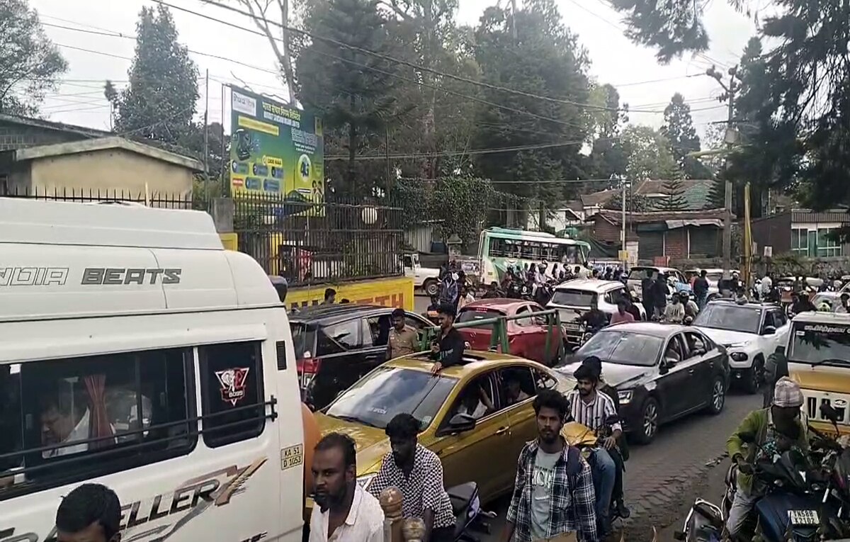 இ-பாஸ் சோதனையால் முடங்கிய கொடைக்கானல்... அணிவகுத்து  நிற்கும் வாகனங்களால் போக்குவரத்து நெரிசல்