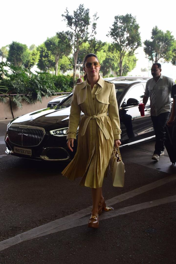 शनिवार की सुबह कियारा आडवाणी पूरे फैशनिस्टा अंदाज में मुंबई एयरपोर्ट पर धांसू एंट्री लेती नजर आईं.