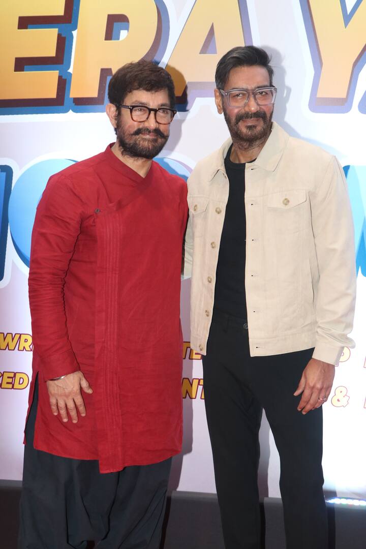 वहीं सिंघम अजय देवगन भी इस मुहूर्त में पहुंचे. जो हमेशा की तरह डेशिंग लुक में दिखे. इस दौरान दोनों स्टार्स ने रेड कार्पेट पर एकसाथ कई सारे पोज दिए.
