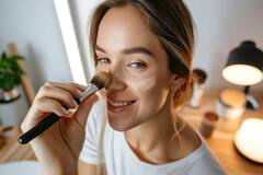 फाउंडेशन लगाने के बाद भी चेहरे पर नहीं आता ग्लो, कहीं आप भी तो नहीं कर रहे ये गलतियां