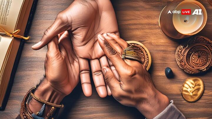 हस्त शास्त्र में हथेली पर बनने वाले जादुई क्रॉस चिह्न को बहुत खास माना गया है. मंगल पर्वत पर अगर क्रॉस निशान वाली रेखा बनती है तो ऐसे लोग निडर और साहसी होते हैं.