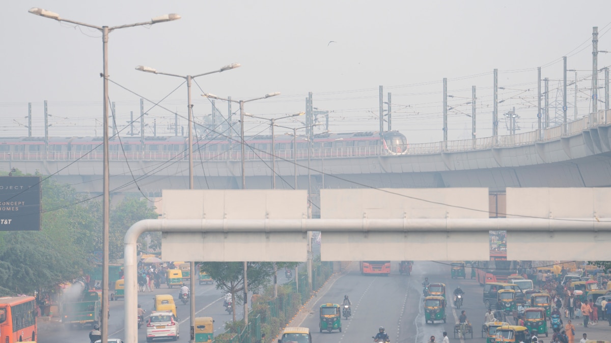 Delhi Weather: आज भी दिल्ली में AQI बेहद खराब, जानें कब से दिखेगा ठंड का असर?