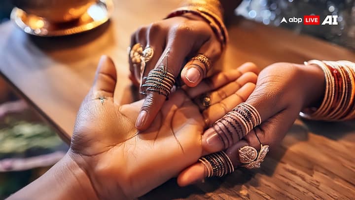 आइये जानते हैं हथेली पर जादुई क्रॉस रेखा कहां बनती है. ये रेखा कब आपके लिए नुकसानदायी और कब फलदायी साबित हो सकती है.