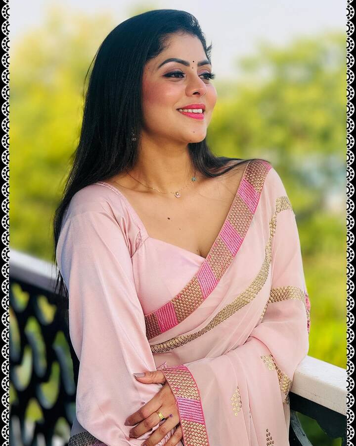 అందం, విలనిజంతో కట్టిపడేస్తోంది బ్రహ్మముడి సీరియల్ లో రుద్రాణిగా నటిస్తోన్న షర్మిత గౌడ. సీరియల్ లో అందమైన విలన్ గా మంచి ఫాలోయింగ్ సంపాదించుకుంది