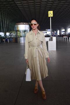 बेज कलर की प्लीटेड ड्रेस पर चश्मा लगाए एयरपोर्ट पर स्पॉट हुईं Kiara Advani , एक्ट्रेस के स्टाइलिश लुक के दीवाने हुए फैंस