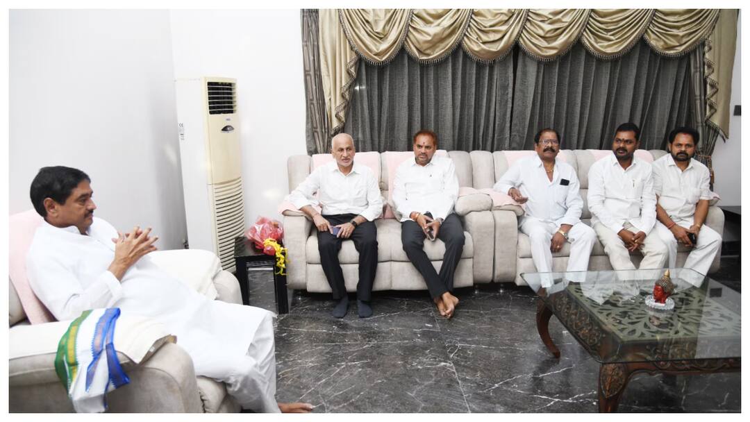 YSRCP News: ధర్మానతో విజయసాయిరెడ్డి సమావేశం- జగన్ మైండ్సెట్ మారాలని సూచించిన మాజీ మంత్రి ! ysrcp mp Vijayasai Reddy met with dharmana prasada rao in srikakulam YSRCP News: ధర్మానతో విజయసాయిరెడ్డి సమావేశం- జగన్ మైండ్సెట్ మారాలని సూచించిన మాజీ మంత్రి !