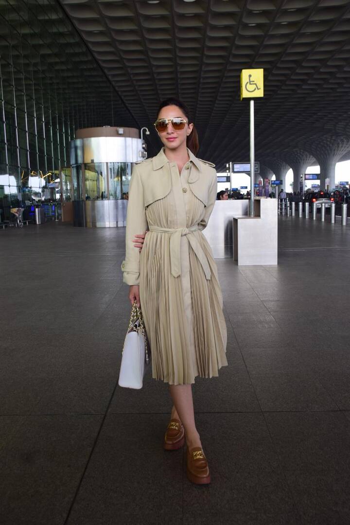 इस बीच, वर्क फ्रंट की बात करें तो  कियारा 'वॉर 2' में ऋतिक रोशन और एनटीआर जूनियर के साथ नजर आने वाली हैं.