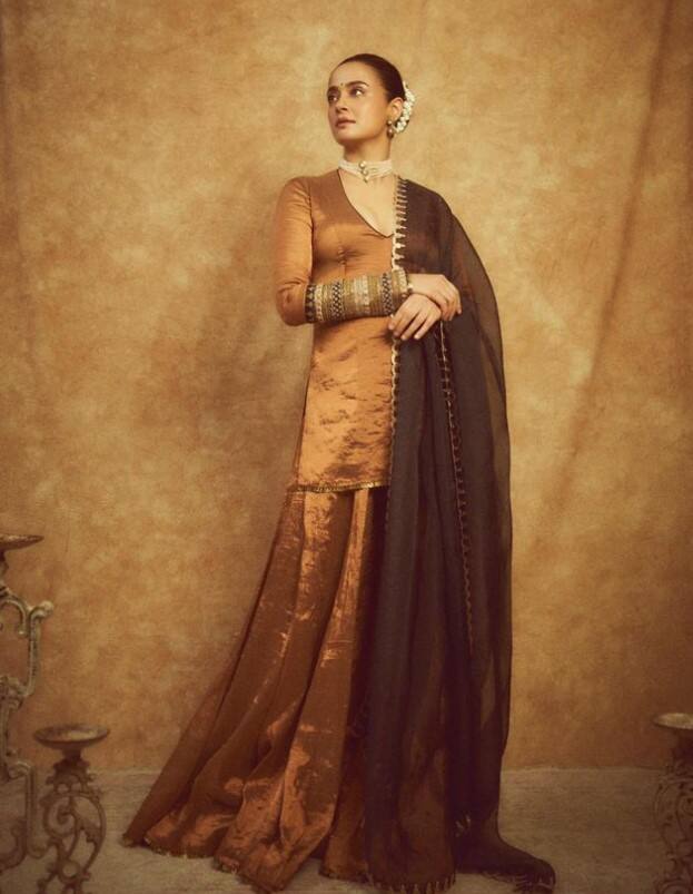 सुरवीन चावला स्टाइलिश आउटफिट में बेहद खूबसूरत लग रही हैं। एक्ट्रेस ने कैमरे के सामने कई पोज भी दिए हैं.