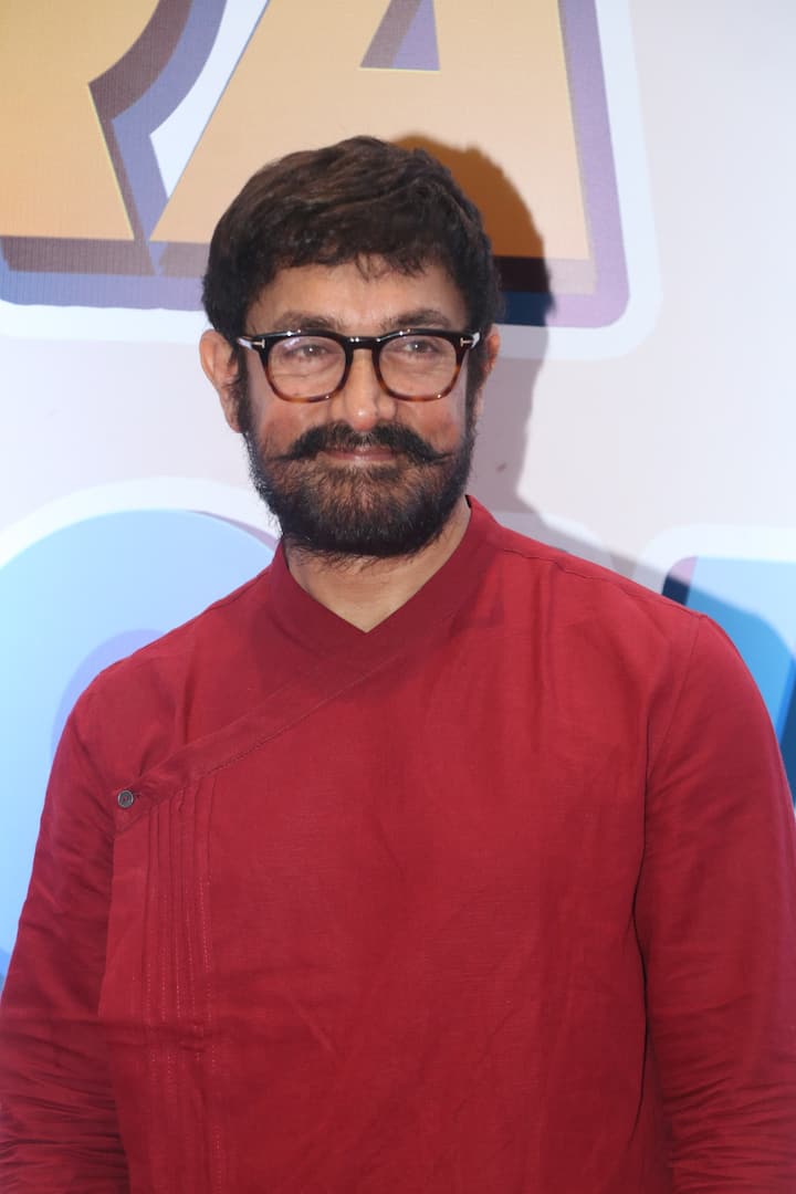 आमिर खान इस इवेंट में न्यू लुक में दिखे. उन्होंने अपनी दाढ़ी और मूंछ को यूनिक स्टाइल में बढ़ाया हुआ है.