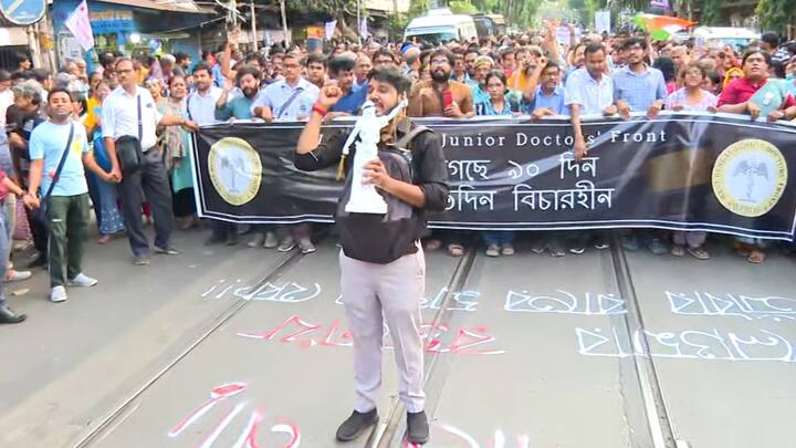 আর জি কর চত্বরেও হয়েছে প্রদর্শনীর আয়োজন। গত তিনমাস আন্দোলনের গতিপ্রকৃতি সংক্রান্ত ছবি, পোস্টার দিয়ে সাজানো হয়েছে প্রদর্শনী।