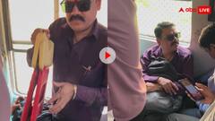 लोकल में सफर करने का मस्त जुगाड़, पोर्टेबल स्टूल साथ लेकर चलता है शख्स, वीडियो हो रहा वायरल