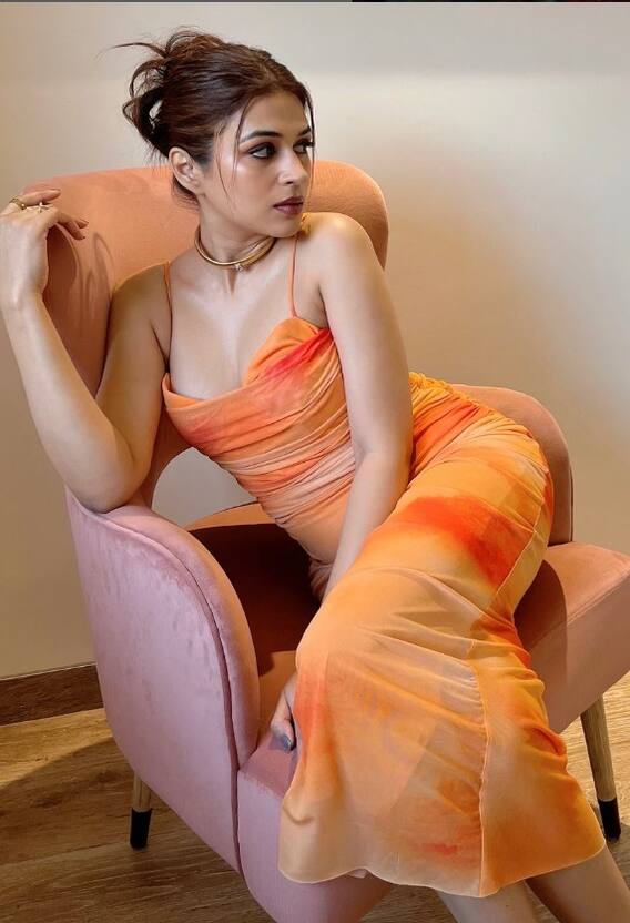 ઓરન્જ ડ્રેસમાં શ્રદ્ધા દાસે ફ્લૉન્ટ કર્યુ કર્વી ફિગર