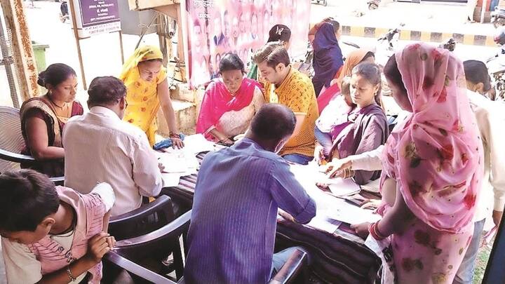 छत्तीसगढ़ सरकार की महतारी वंदन योजना में लाभ लेने के लिए महिलाओं को छत्तीसगढ़ राज्य का मूल निवासी होना जरूरी है. इसके साथ ही आवेदन करने वाली महिलाओं की उम्र 23 साल से लेकर 60 साल के बीच होनी जरूरी है. इसके साथ ही महिलाओं के परिवार की सालाना इनकम 2.5 लाख रुपये से ज्यादा नहीं होनी चाहिए.