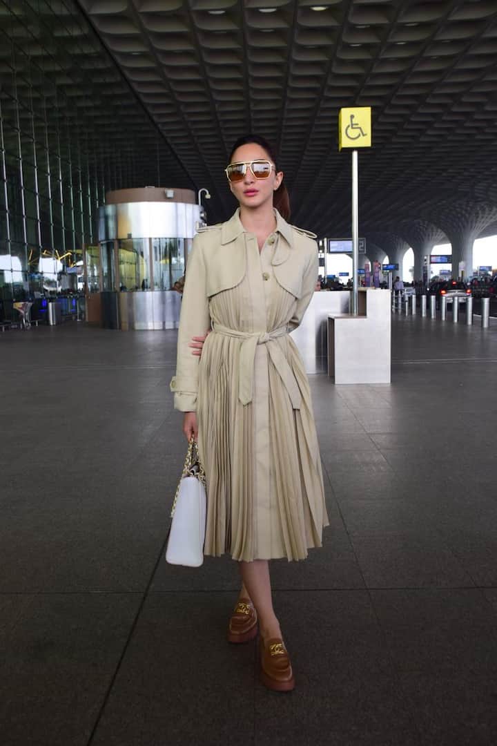 इसके अलावा कियारा राम चरण-स्टारर 'गेम चेंजर' में भी नजर आएंगी. जल्द ही इस मच अवेटेड फिल्म का टीजर रिलीज किया जाएगा.