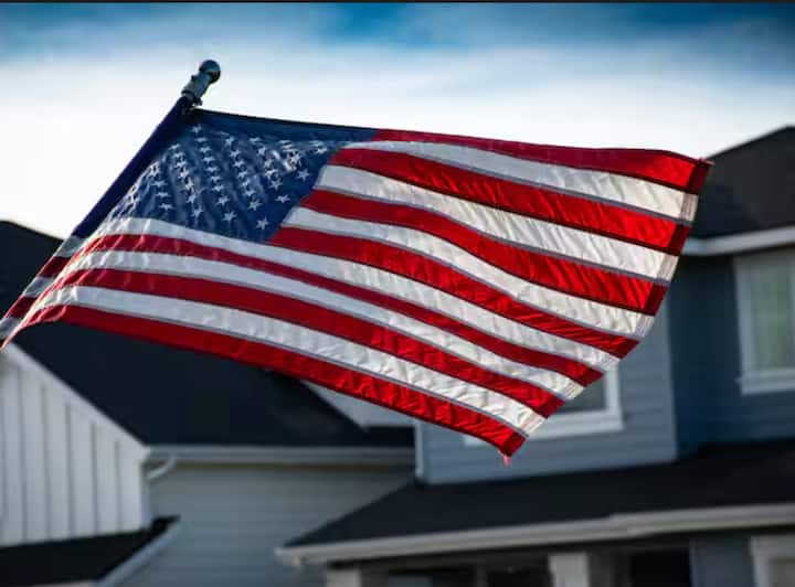 ਅਮਰੀਕੀ ਝੰਡੇ ਦੀਆਂ 13 ਧਾਰੀਆਂ ਸੰਯੁਕਤ ਰਾਜ ਦੀਆਂ 13 ਮੂਲ ਬਸਤੀਆਂ ਨੂੰ ਦਰਸਾਉਂਦੀਆਂ ਹਨ। ਇਹ 13 ਬਸਤੀਆਂ ਬ੍ਰਿਟਿਸ਼ ਸ਼ਾਸਨ ਤੋਂ ਆਜ਼ਾਦ ਹੋ ਗਈਆਂ ਅਤੇ ਸੰਯੁਕਤ ਰਾਜ ਅਮਰੀਕਾ ਬਣ ਗਈਆਂ। ਇਨ੍ਹਾਂ 13 ਕਲੋਨੀਆਂ ਨੇ ਮਿਲ ਕੇ 1776 ਵਿੱਚ ਬਰਤਾਨੀਆ ਤੋਂ ਆਜ਼ਾਦੀ ਦਾ ਐਲਾਨ ਕੀਤਾ।