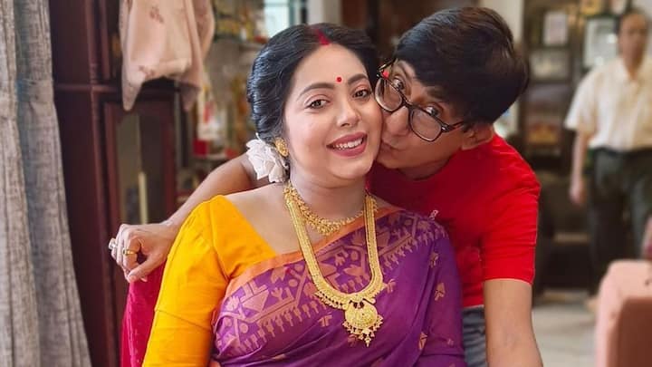 Kanchan Mallick and Sreemoyee Chottoraj News: এতদিন তিনি লুকিয়েই রেখেছিলেন অন্তঃসত্ত্বা হওয়ার খবর। এই বিষয়ে তাঁকে প্রশ্ন করা হলেও তিনি সেই সম্ভাবনা উড়িয়েই দিয়েছেন।