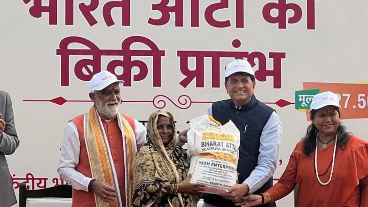 भारत आटा और भारत चावल खरीदने को लेकर लोगों के मन में यह सवाल भी आ रहा है. क्या भारत आता और भारत चावल खरीदने के लिए कोई आईडी कार्ड दिखाना होगा. तो बता दें ऐसा कोई नियम इसके लिए नहीं बनाया गया है.