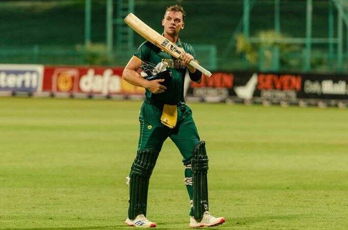 एडन मार्करामने निर्णय ठरला योग्य. नाणेफेक जिंकून प्रथम गोलंदाजी करण्याचा निर्णय एडन मार्करामच्या बाजीने गेला.