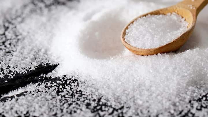 आपला एक दिवसही असा जाणार नाही, ज्या दिवशी आपण मीठाचा (Salt) वापर करत नाही. जेवणाची चव वाढवण्यासाठी मीठाची गरज पडतेच. मीठ फक्त जेवणाचीत चव वाढवत नाही, तर ज्योतिषशास्त्रात आणि वैज्ञानिकदृष्ट्याही त्याला विशेष महत्त्व आहे.