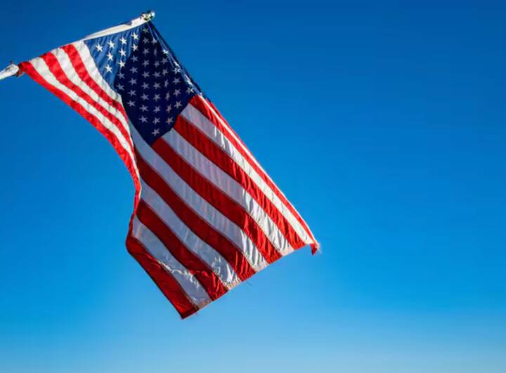 ਤੁਹਾਨੂੰ ਦੱਸ ਦੇਈਏ ਕਿ ਅਮਰੀਕੀ ਝੰਡੇ ਵਿੱਚ 50 ਤਾਰੇ ਸੰਯੁਕਤ ਰਾਜ ਅਮਰੀਕਾ ਦੇ 50 ਰਾਜਾਂ ਨੂੰ ਦਰਸਾਉਂਦੇ ਹਨ। ਜਦੋਂ ਇੱਕ ਨਵਾਂ ਰਾਜ ਅਮਰੀਕਨ ਯੂਨੀਅਨ ਵਿੱਚ ਸ਼ਾਮਲ ਹੁੰਦਾ ਹੈ, ਤਾਂ ਝੰਡੇ ਵਿੱਚ ਇੱਕ ਹੋਰ ਤਾਰਾ ਜੋੜਿਆ ਜਾਂਦਾ ਹੈ।