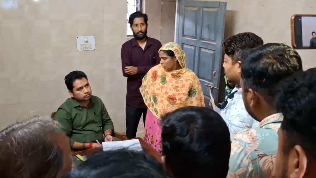 Coochbehar News Dinhata Trinamool leader warned the doctors in front superintendent Dinhata News: সরকারি হাসপাতালে কর্তব্যরত চিকিৎসককে হুমকি, কাঠগড়ায় তৃণমূল নেতা