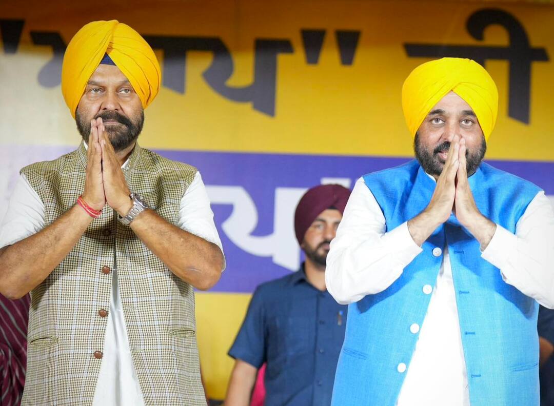 AAP criticises Manpreet Badal for false promises and violating the model code of conduct ਮਨਪ੍ਰੀਤ ਬਾਦਲ ਦਾ ਗਿੱਦੜਬਾਹਾ ਦੇ ਲੋਕਾਂ ਨੂੰ ਗੁੰਮਰਾਹ ਕਰਨ ਦਾ ਲੰਬਾ ਇਤਿਹਾਸ, ਲੋਕ ਹੁਣ ਨਹੀਂ ਕਰਨਗੇ ਭਰੋਸਾ, ਡਿੰਪੀ ਢਿੱਲੋਂ ਨੇ ਸਾਧੇ ਨਿਸ਼ਾਨੇ