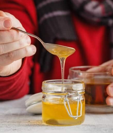 ਹਰਬਲ ਟੀ 'ਚ ਸ਼ਹਿਦ ਲੈਣਾ ਕੁਝ ਹੱਦ ਤੱਕ ਠੀਕ ਹੈ ਪਰ ਦੁੱਧ ਦੇ ਨਾਲ ਲੋਕਲ ਚਾਹ 'ਚ ਸ਼ਹਿਦ ਮਿਲਾ ਕੇ ਪੀਣਾ ਕਾਫੀ ਨੁਕਸਾਨਦਾਇਕ ਹੋ ਸਕਦਾ ਹੈ, ਕਿਉਂਕਿ ਦੁੱਧ ਦਾ ਤਾਪਮਾਨ ਅਤੇ pH ਵੱਖਰਾ ਹੁੰਦਾ ਹੈ ਅਤੇ ਸ਼ਹਿਦ ਦਾ pH ਵੱਖਰਾ ਹੁੰਦਾ ਹੈ। ਜੇਕਰ ਦੋਵੇਂ ਇਕੱਠੇ ਮਿਲ ਜਾਣ ਤਾਂ ਇਹ ਸਰੀਰ ਦੇ ਅੰਦਰ ਗਰਮੀ ਪੈਦਾ ਕਰ ਸਕਦਾ ਹੈ।