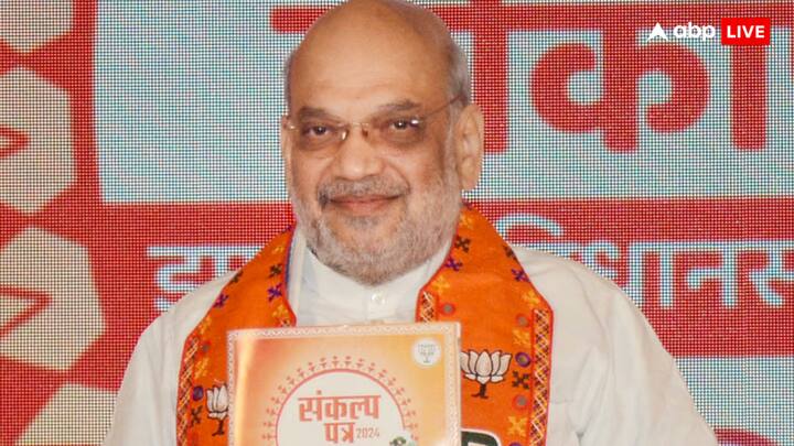 वरिष्ठ नागरिकों की पेंशन बढ़ाकर 2100 रुपए प्रति माह की जाएगी. ये फैसला उन्हें आर्थिक रूप से सशक्त बनाने और उनके जीवन स्तर को सुधारने के उद्देश्य से लिया गया है.