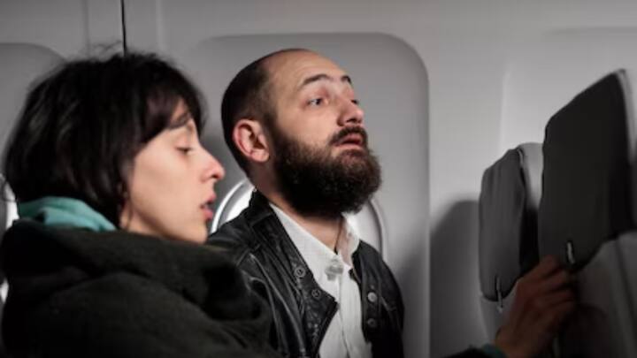 हाल ही में SA Airlink की फ्लाइट में कुछ ऐसा घटा जिसने सभी यात्रियों की चीखें निकलवा दीं. फ्लाइट जोहान्सबर्ग से केपटाउन जा रही थी.