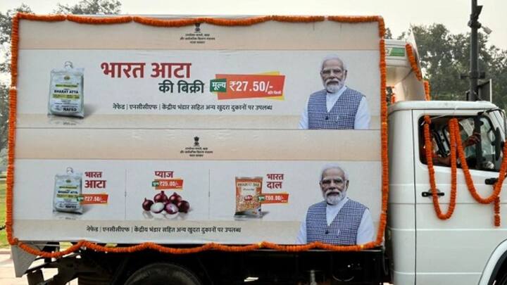 सरकार ने पिछले साल पूरे देश भर में 27.50 रुपए प्रति किलोग्राम की दर से गेहूं का आटा दिया गया था. तो वहीं 29 रुपये प्रति किलोग्राम के हिसाब से चावल दिए गए थे. भारत सरकार के केंद्रीय भंडार के जरिए एनसीसीएफ, सहकारी समितियों , नेफैड के जरिए इसका वितरण हुआ था.