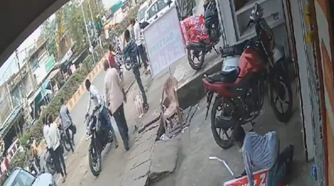 Madhya Pradesh In Singrauli miscreants beat a young man fiercely ANN सिंगरौली में बदमाशों के हौसले बुलंद, दिनदहाड़े युवक के साथ की मारपीट, वीडियो आया सामने