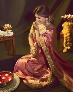 माथे पर बिंदी...कानों में झुमके, गुलाबी साड़ी पहन हिना खान ने दी महारानी वाइब्स, अदाओं पर फैंस ने हारा दिल