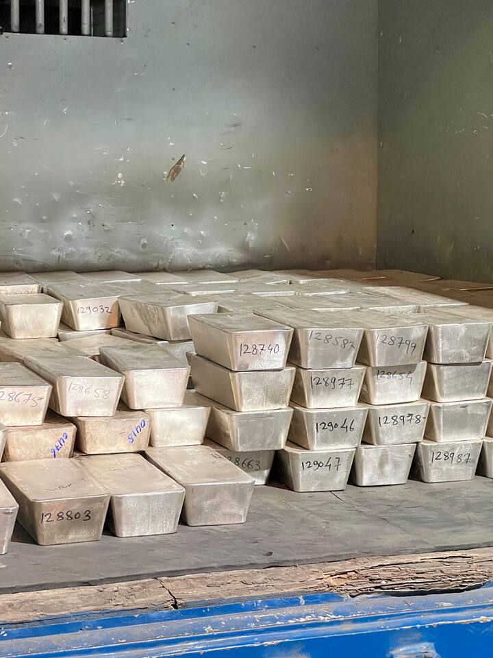 विकोळी पोलिस व निवडणूक आयोगाच्या भरारी पथकाने पकडलेल्या कॅश व्हॅनमध्ये चांदीच्या विटा सापडल्या आहेत. विशेष म्हणजे या वीटा एकूण साडेसहा टन इतक्या आहेत