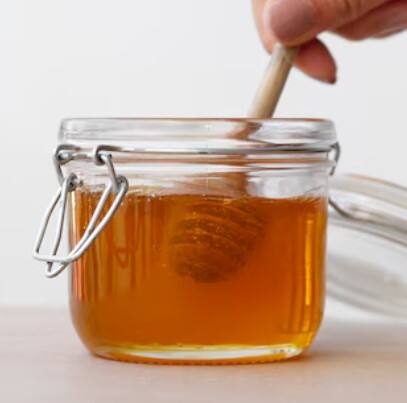 ਅਕਸਰ ਲੋਕ ਸਵੇਰ ਦੀ ਸ਼ੁਰੂਆਤ ਗਰਮ ਪਾਣੀ 'ਚ ਸ਼ਹਿਦ ਮਿਲਾ ਕੇ ਪੀਂਦੇ ਹਨ ਪਰ ਆਯੁਰਵੇਦ ਮੁਤਾਬਕ ਇਸ ਨਾਲ ਸ਼ਹਿਦ ਦਾ ਤਾਪਮਾਨ ਵਧ ਜਾਂਦਾ ਹੈ, ਜਿਸ ਕਾਰਨ ਇਹ ਸਰੀਰ ਲਈ ਜ਼ਹਿਰੀਲਾ ਹੋ ਜਾਂਦਾ ਹੈ। ਬਹੁਤ ਜ਼ਿਆਦਾ ਗਰਮ ਪਾਣੀ ਅਤੇ ਸ਼ਹਿਦ ਇਕੱਠੇ ਪੀਣ ਨਾਲ ਪਾਚਨ ਕਿਰਿਆ ਖਰਾਬ ਹੋ ਸਕਦੀ ਹੈ।