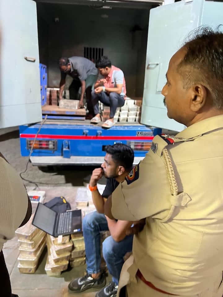 पोलिसांना आढळलेल्या या वीटा अधिकृत असल्याची माहिती प्राथमिक तपासातून समोर आली आहे. मात्र, निवडणूक आयोग, इन्कम टॅक्स आणि पोलिसांकडून याचा अधिक तपास केला जात आहे.