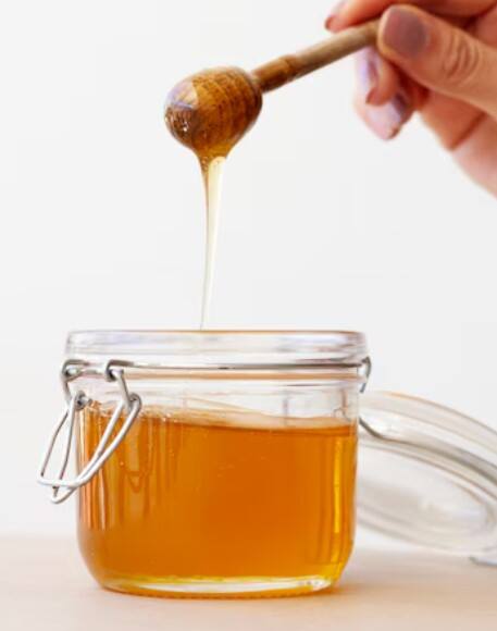 ਦੇਸੀ ਘਿਓ ਤੋਂ ਬਣੀਆਂ ਚੀਜ਼ਾਂ ਜਿਵੇਂ ਮਠਿਆਈਆਂ ਵਿਚ ਸ਼ਹਿਦ ਅਤੇ ਘਿਓ ਦੋਵੇਂ ਹੁੰਦੇ ਹਨ, ਇਹ ਕੰਬੋ ਸਿਹਤ ਲਈ ਹਾਨੀਕਾਰਕ ਹੈ। ਸ਼ਹਿਦ ਅਤੇ ਘਿਓ ਨੂੰ ਬਰਾਬਰ ਮਾਤਰਾ ਵਿੱਚ ਸੇਵਨ ਕਰਨਾ ਨੁਕਸਾਨਦੇਹ ਹੋ ਸਕਦਾ ਹੈ, ਇਹ ਸਰੀਰ ਦੇ ਅੰਦਰਲੇ ਜ਼ਹਿਰੀਲੇ ਪਦਾਰਥਾਂ ਨੂੰ ਬਾਹਰ ਕੱਢਦਾ ਹੈ।