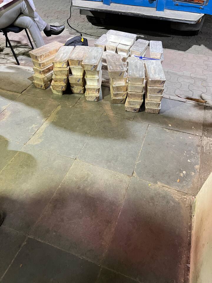 दरम्यान, पोलिसांकडून सर्वच मतदारसंघात वाहनांवर व अवैध वाहतुकीवर करडी नजर असून अनाधिकृतपणे पैशांची वाहतूक करण्यात येत असल्यास कारवाई केली जात आहे.