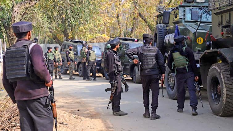 jammu kashmir Srinagar Encounter Nishat Bagh 2 or 3 terrorist hide Heavy firing army ann श्रीनगर में आतंकियों और सुरक्षाबलों के बीच मुठभेड़ शुरू, निशात बाग इलाके में 2-3 आतंकी छिपे होने की आशंका