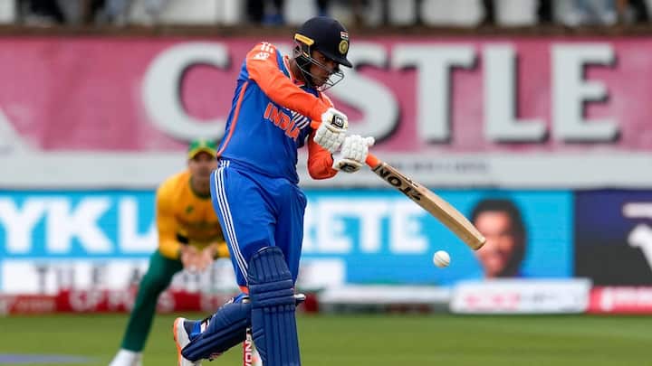 अभिषेक शर्मा आणि सूर्यकुमार यादव पण पुन्हा फेल. अभिषेक 5 चेंडूत 4 धावा तर 9 चेंडूत 4 धावा करून बाद झाला.