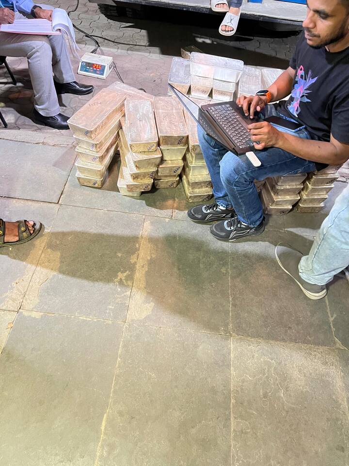 व्हॅनमधील या चांदींच्या विटांची किंमत करोडोंच्या घरात आहे, या वीटा ब्रिंक्स या कंपनीच्या गाडीतून मुलुंडमधील एका गोदाममध्ये ठेवण्यासाठी नेण्यात येत असल्याची माहिती आहे.