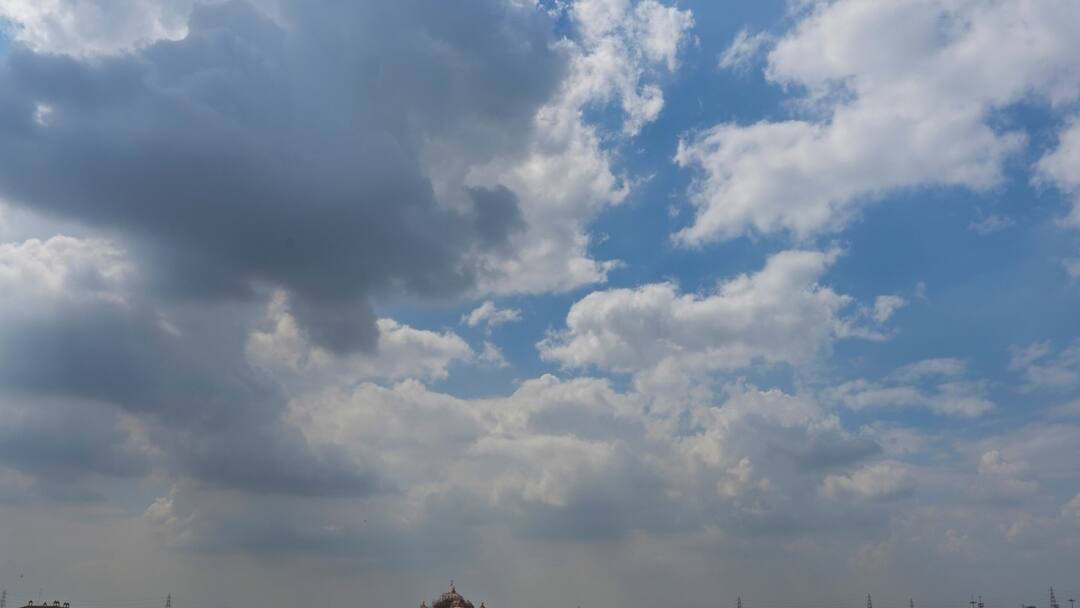 Uttarakhand capital Dehradun Clouds camped sky cold increased no chance of rain ann Weather Update: आसमान में बादलों का डेरा, देहरादून में ठंडक बढ़ी, जानें अगले कुछ दिनों के मौसम का हाल