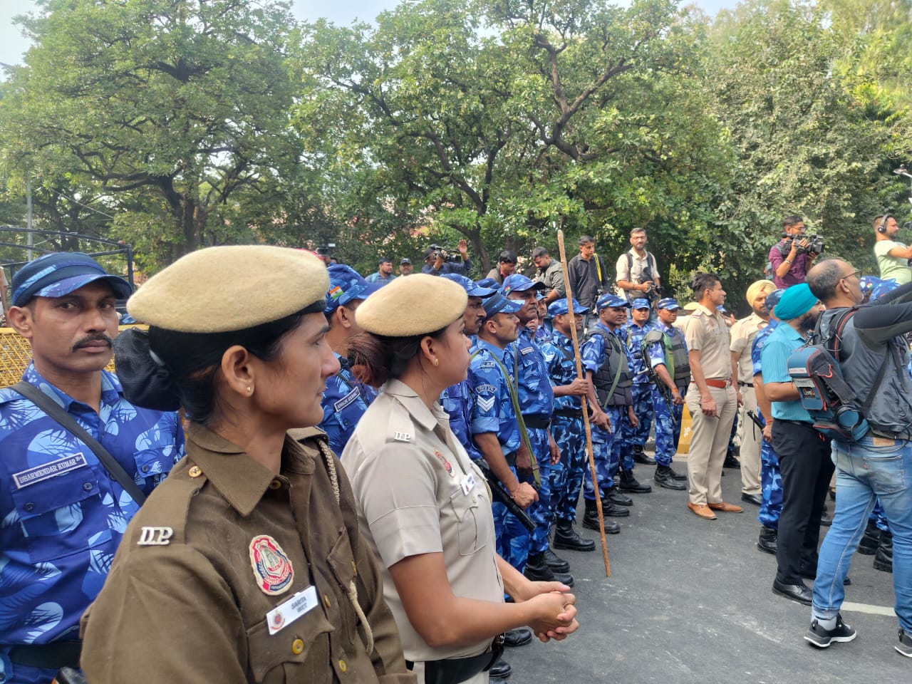 दिल्ली में कनाडा दूतावास के बाहर हिंदू सिख ग्लोबल फोरम का प्रदर्शन, मंदिर पर हमले का विरोध